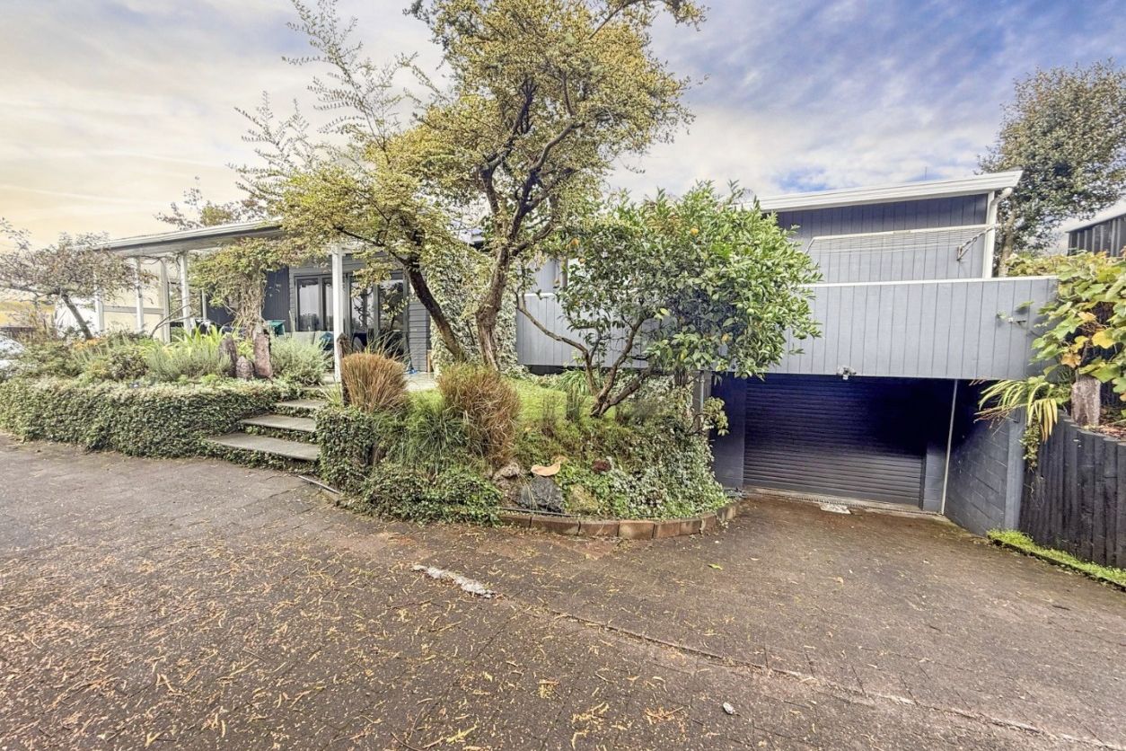 Move In and Relax – Stunning Home with Lake Views partially furnished or unfurnished options. - Ansicht 3