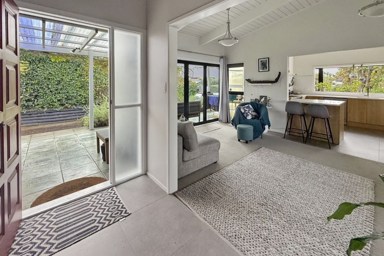 Move In and Relax – Stunning Home with Lake Views partially furnished or unfurnished options. - Ansicht 4