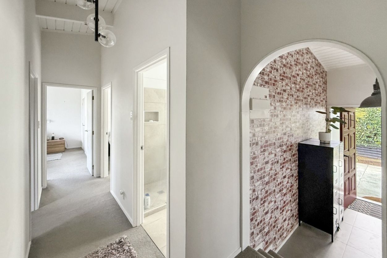 Move In and Relax – Stunning Home with Lake Views partially furnished or unfurnished options. - Ansicht 5