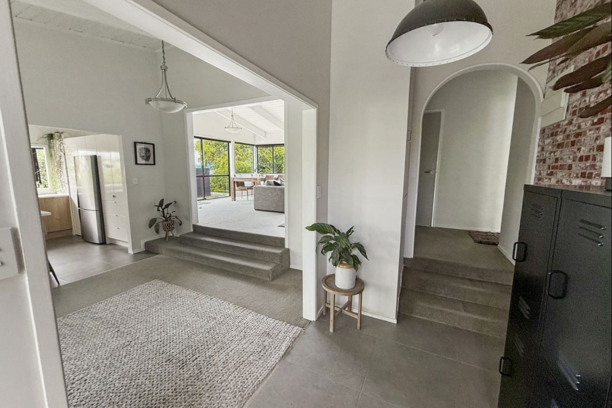 Move In and Relax – Stunning Home with Lake Views partially furnished or unfurnished options. - Ansicht 6