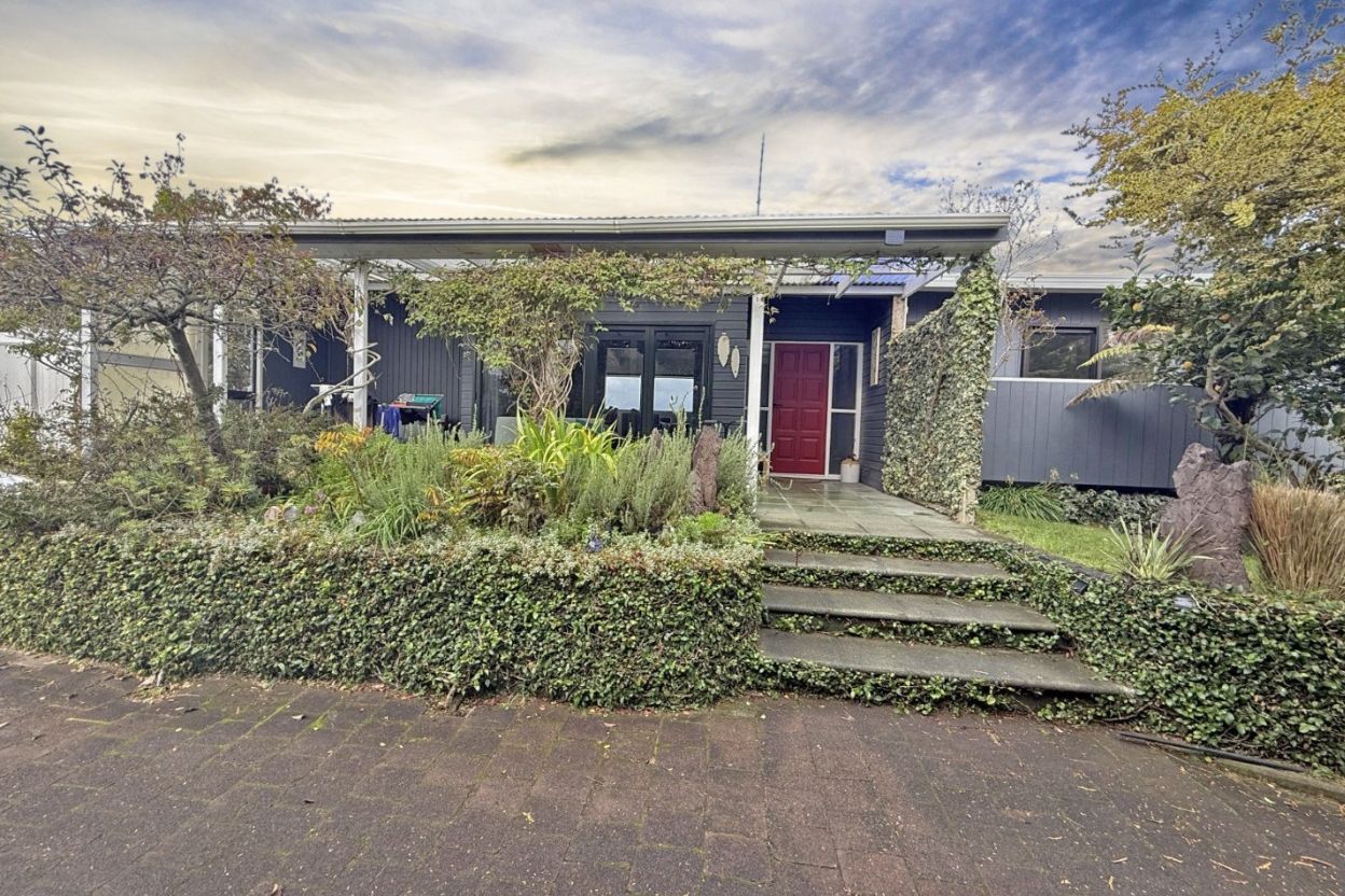 Move In and Relax – Stunning Home with Lake Views partially furnished or unfurnished options. - Ansicht 2