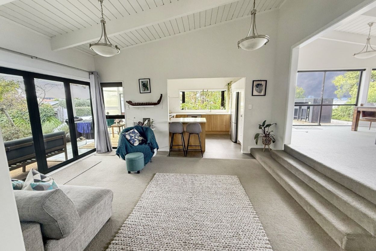 Move In and Relax – Stunning Home with Lake Views partially furnished or unfurnished options. - Mehr