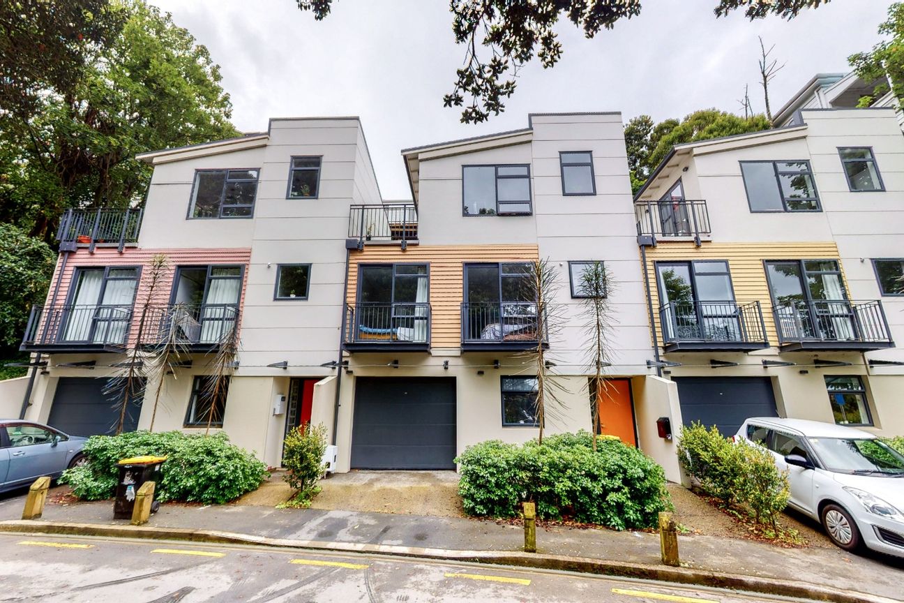 Stylish 3-Bedroom Townhouse in Sought-After Kelburn - Aanzicht 2