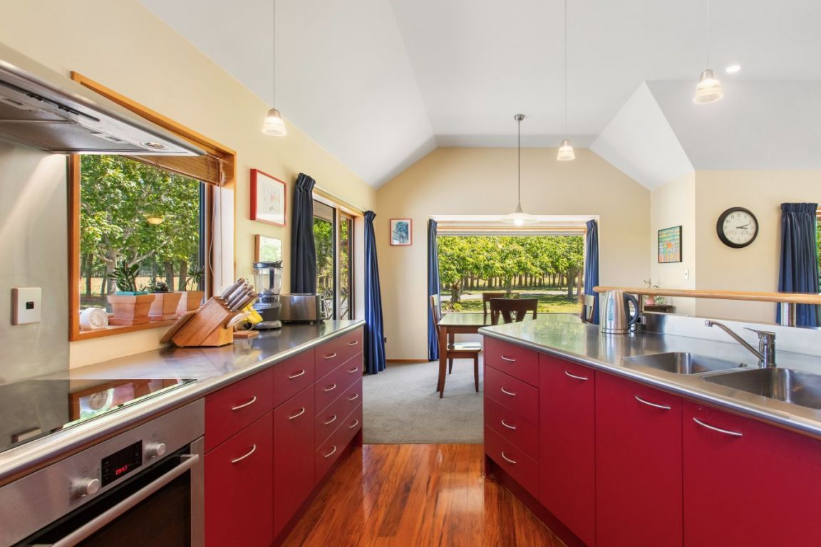 Private Retreat with HUGE Garaging - Mehr