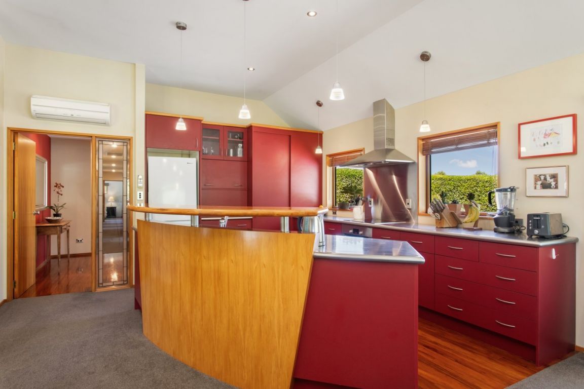 Private Retreat with HUGE Garaging - Ansicht 6