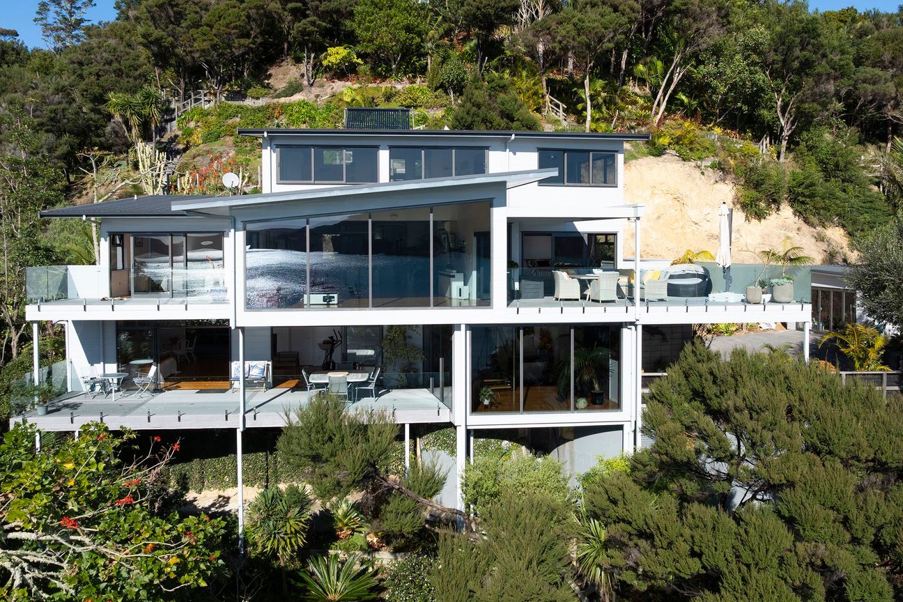 Elevated Above the Marina  480m² Luxury Residence – pohled 2