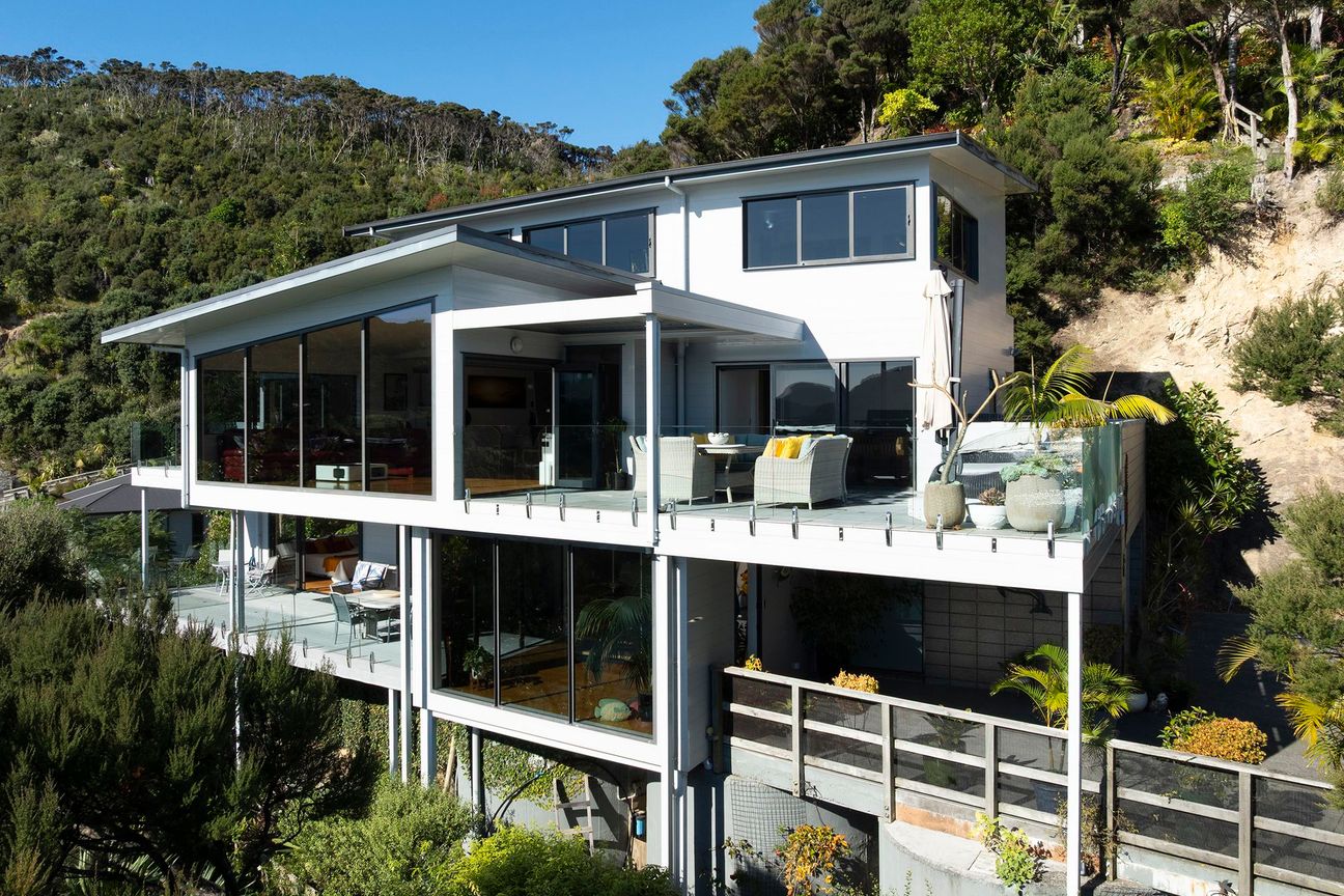 Elevated Above the Marina  480m² Luxury Residence – další