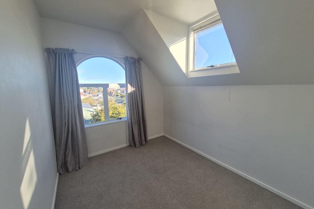 Modern Three-Storey Townhouse in Prime Riccarton Location - Fler