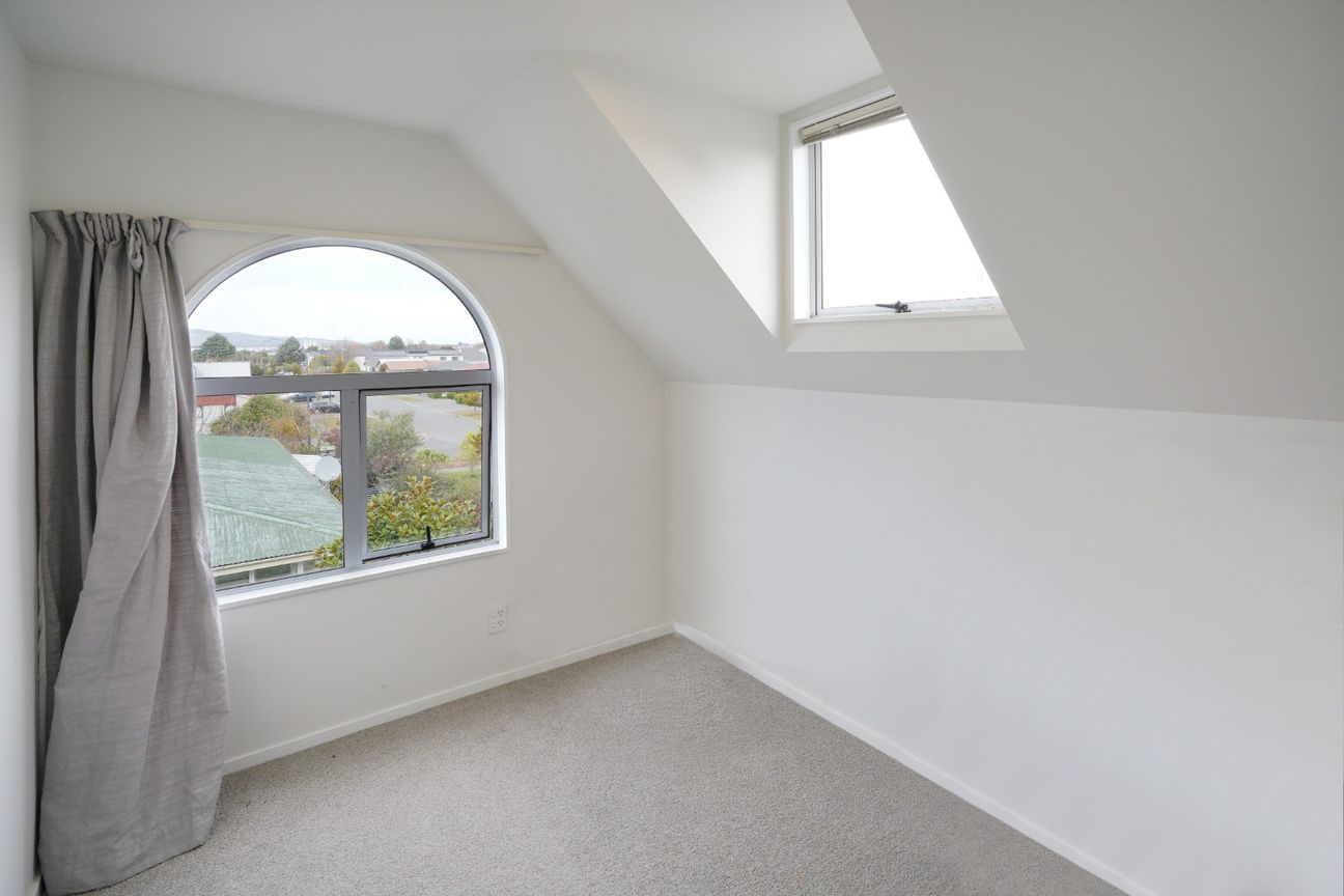 Modern Three-Storey Townhouse in Prime Riccarton Location - Więcej
