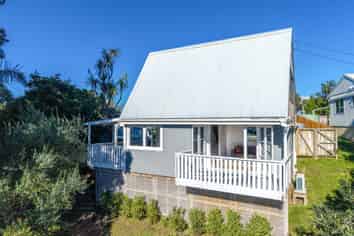 22 Ocean Road, Surfdale