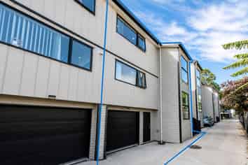 31D Waddell Avenue, Point England