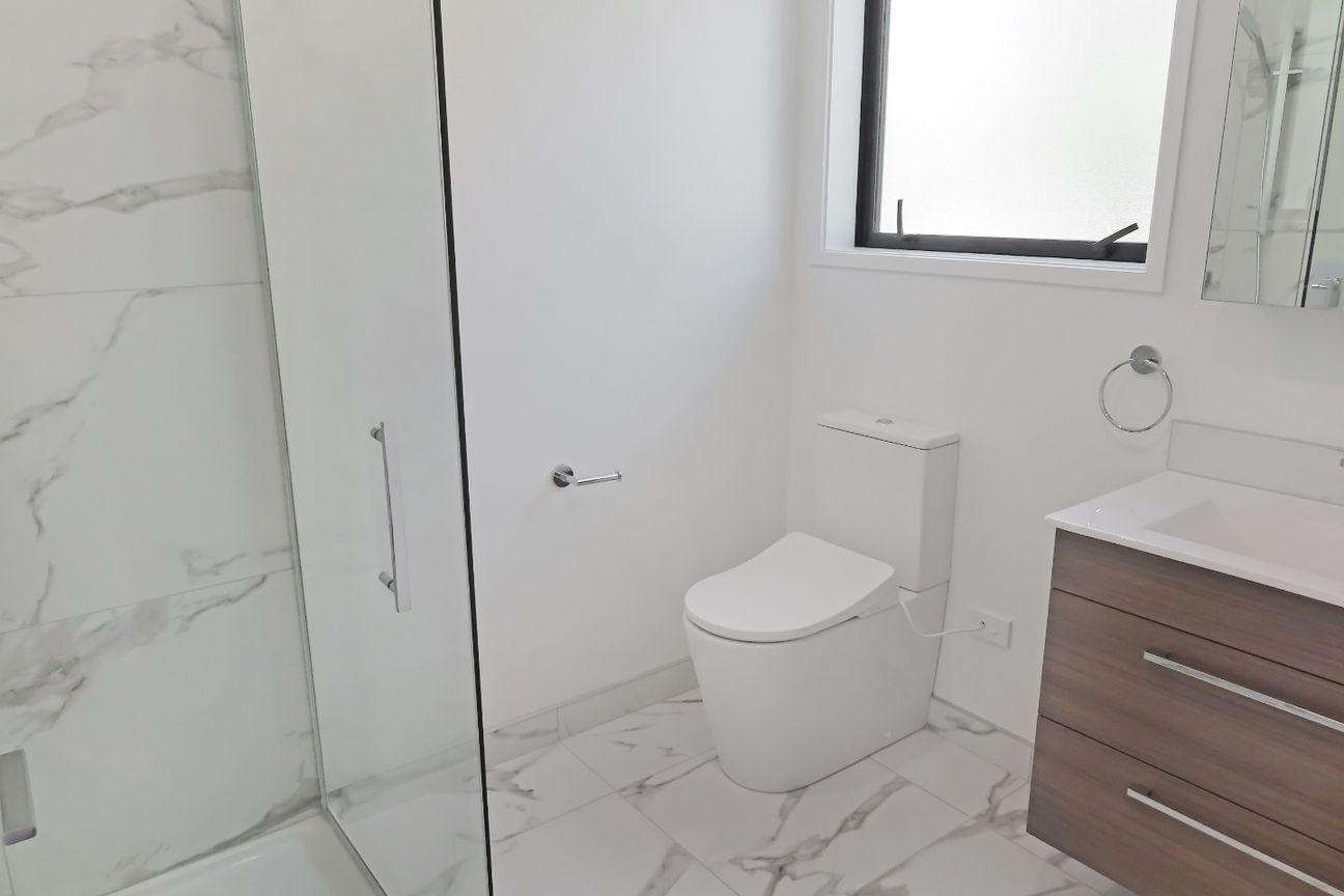 Secure, modern 1 bedroom - Meer