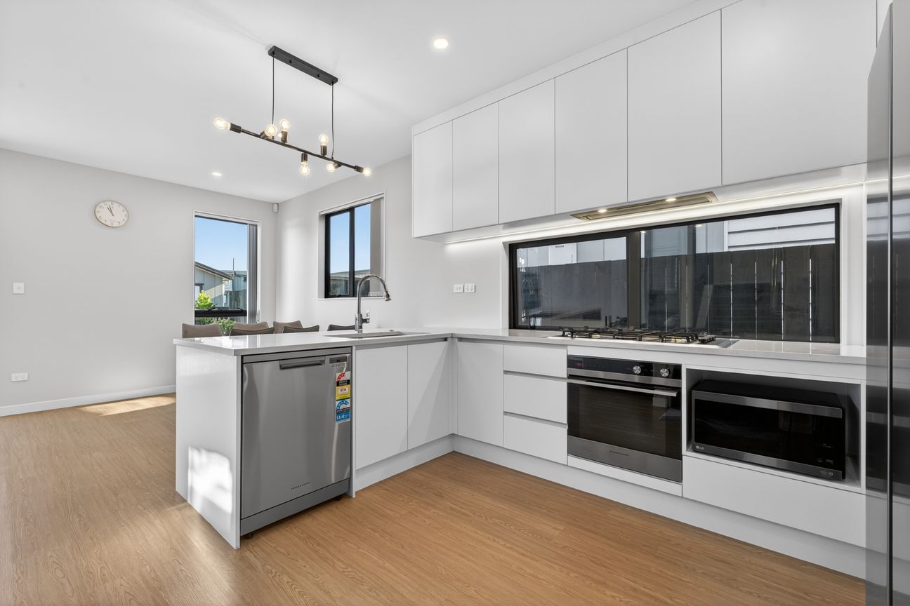 Contemporary Home with Versatile Spaces – další