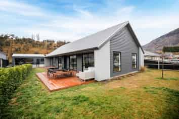 96 RisingHurst Terrace, Frankton