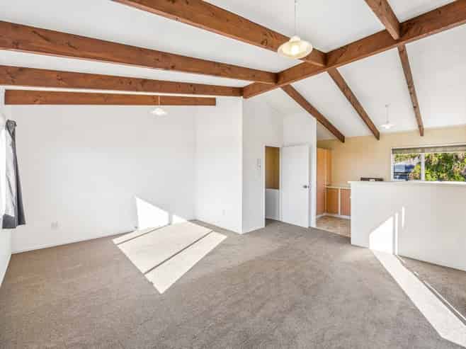 2/191 Titirangi Road, Titirangi