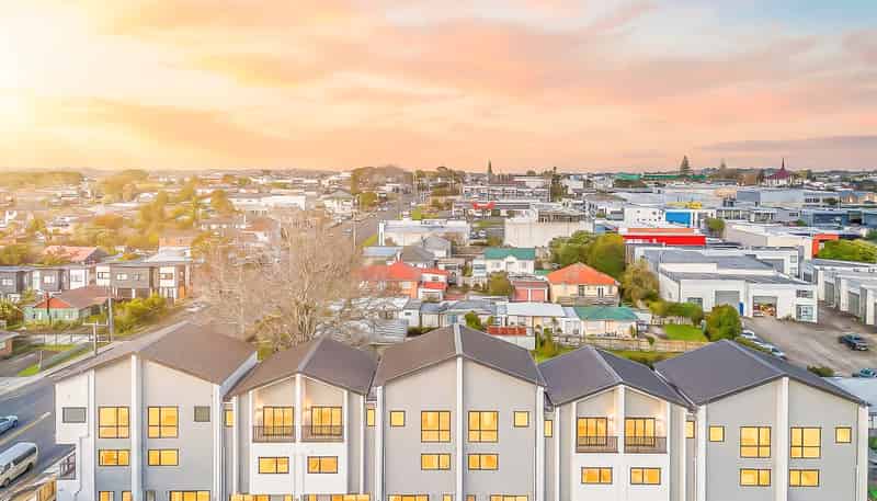 2/4052 Great North Road, Glen Eden