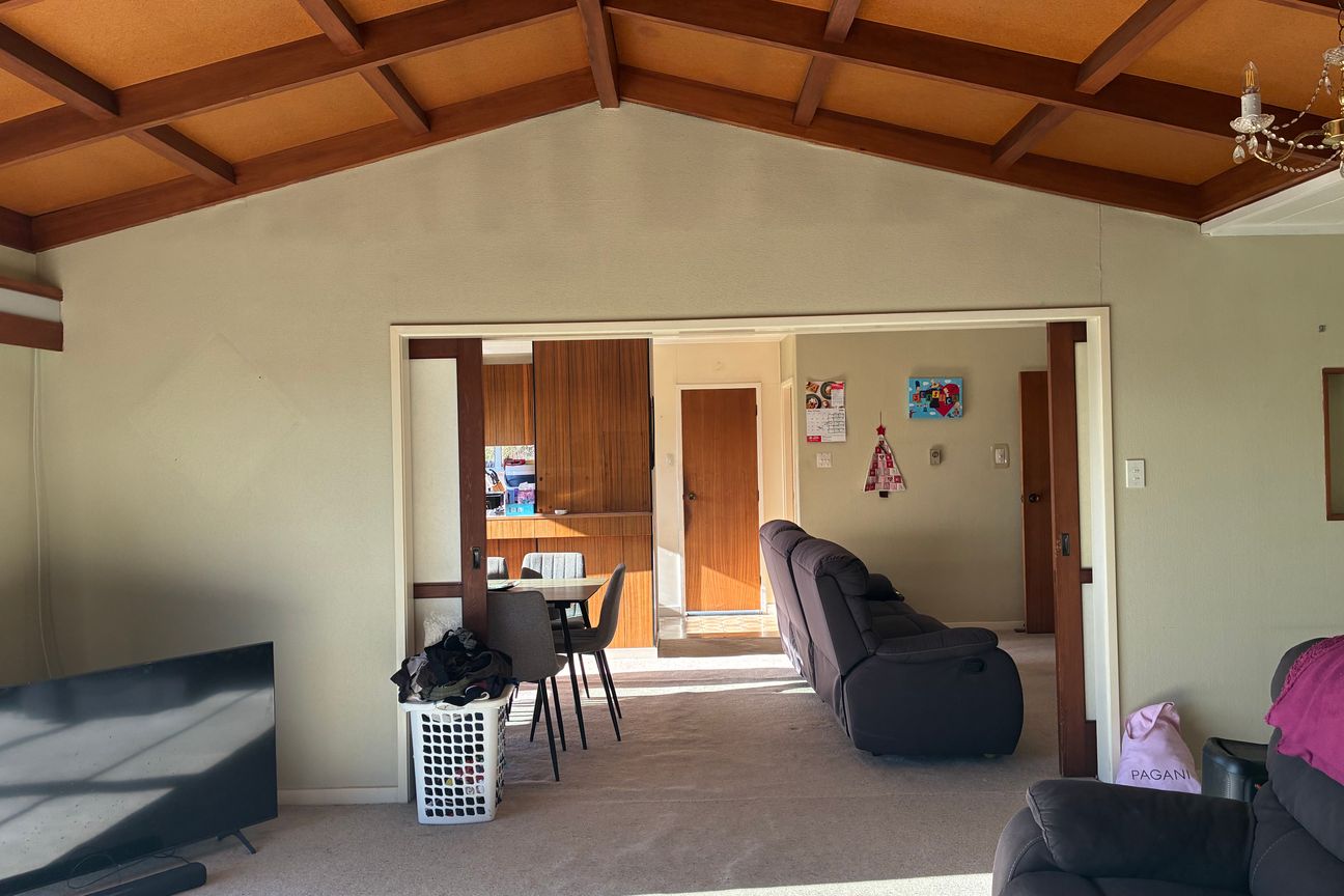 Solid Family Home with Exceptional Garaging - Widok 4