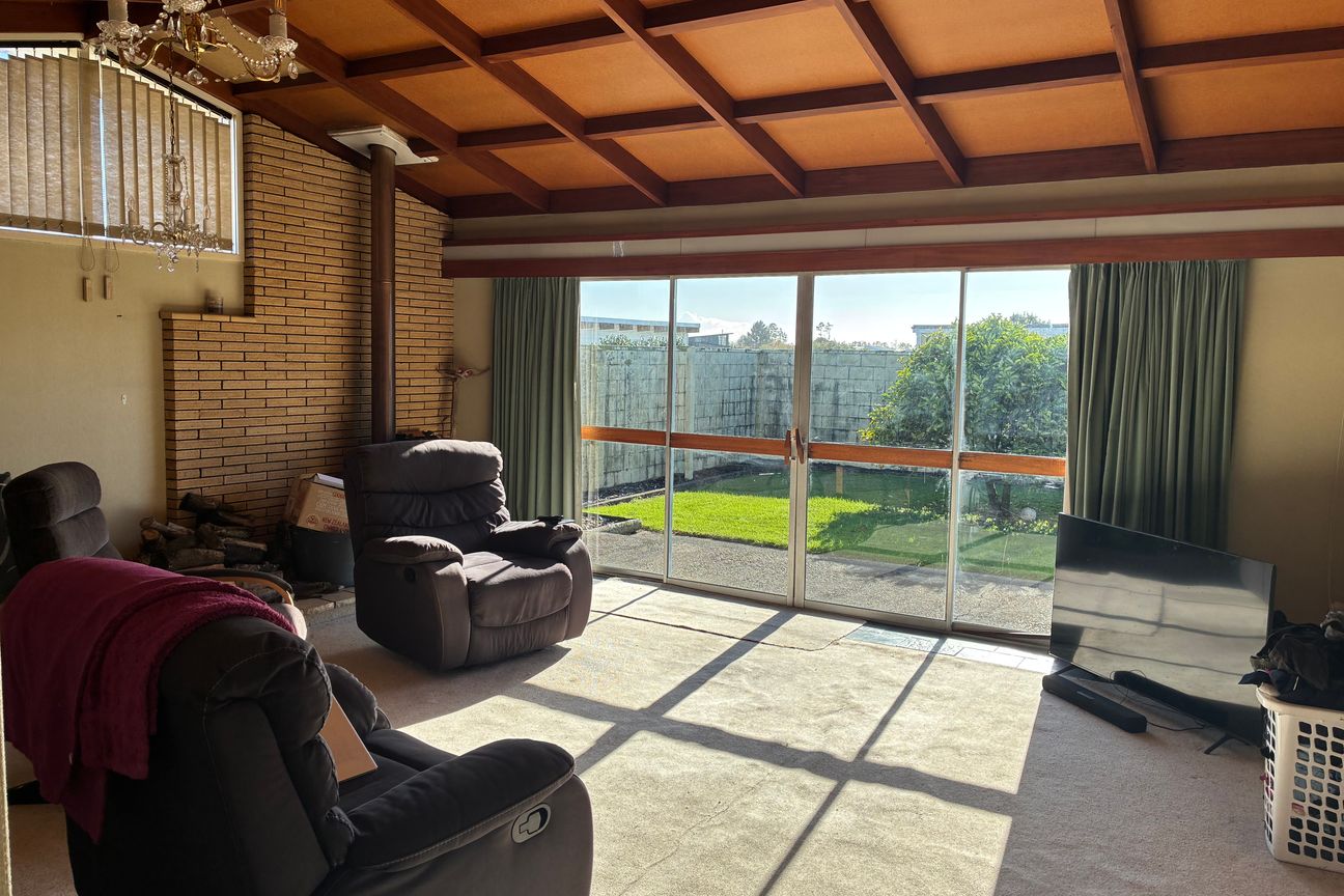 Solid Family Home with Exceptional Garaging - Widok 3