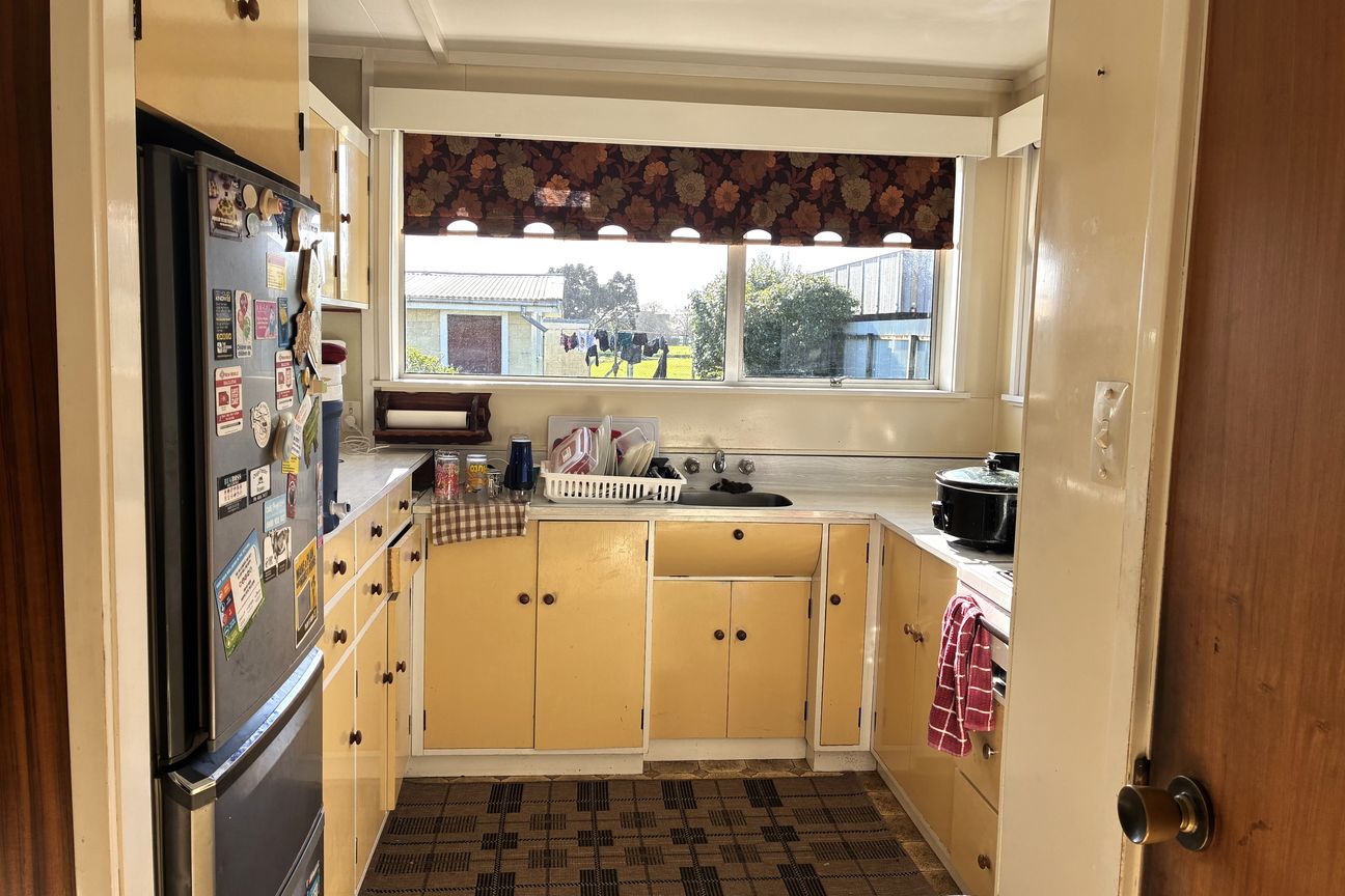 Solid Family Home with Exceptional Garaging - Widok 2