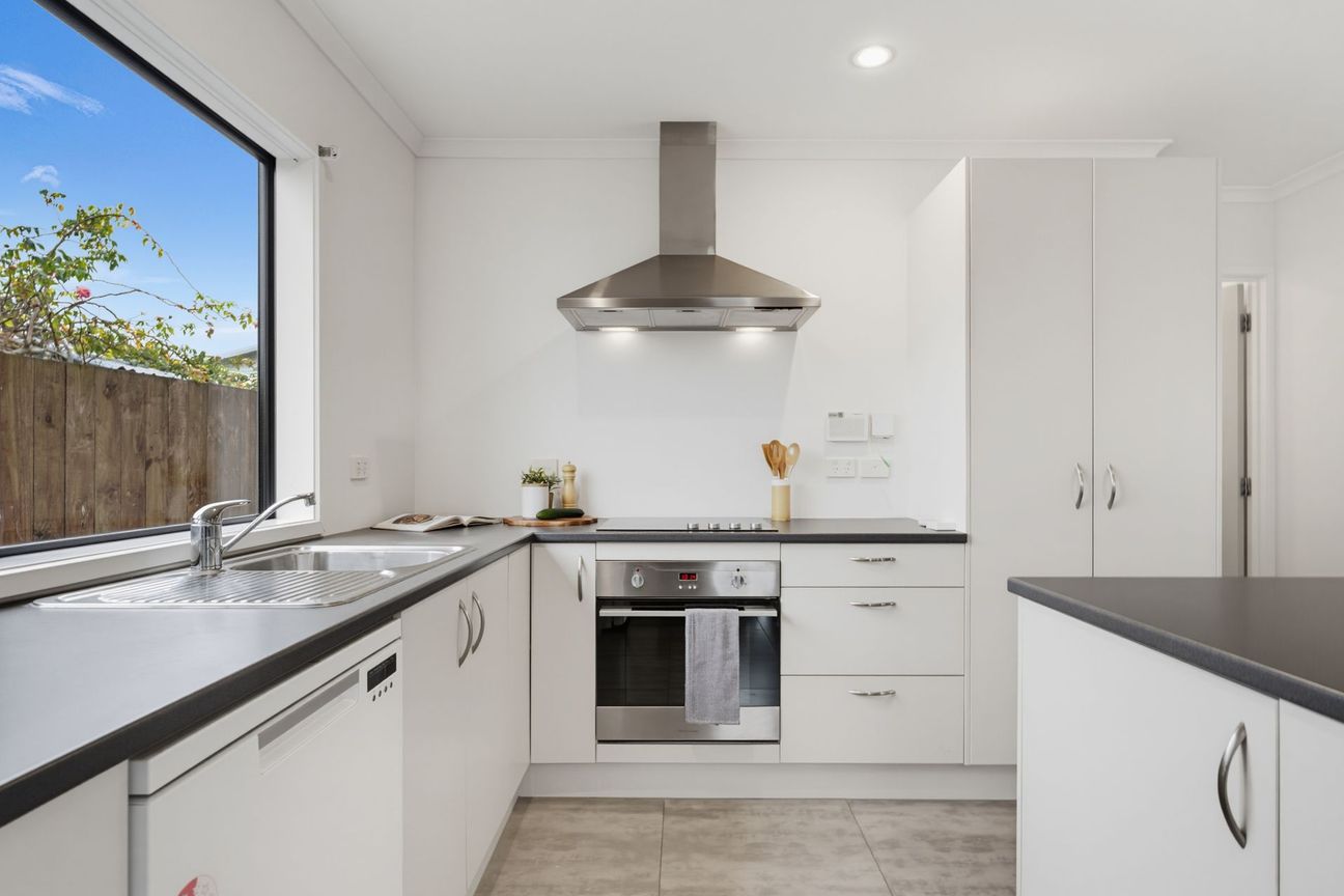 Modern, Double Glazed, Freehold, Walk to Shops - Widok 4