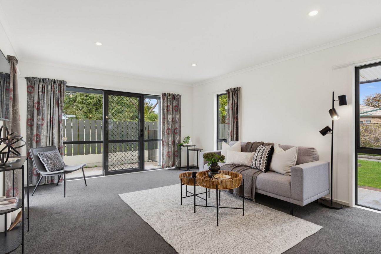 Modern, Double Glazed, Freehold, Walk to Shops - Więcej