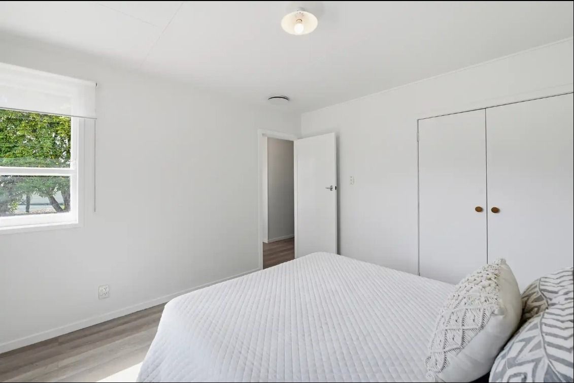 Freshly Renovated & Ready to Move In - Vairāk