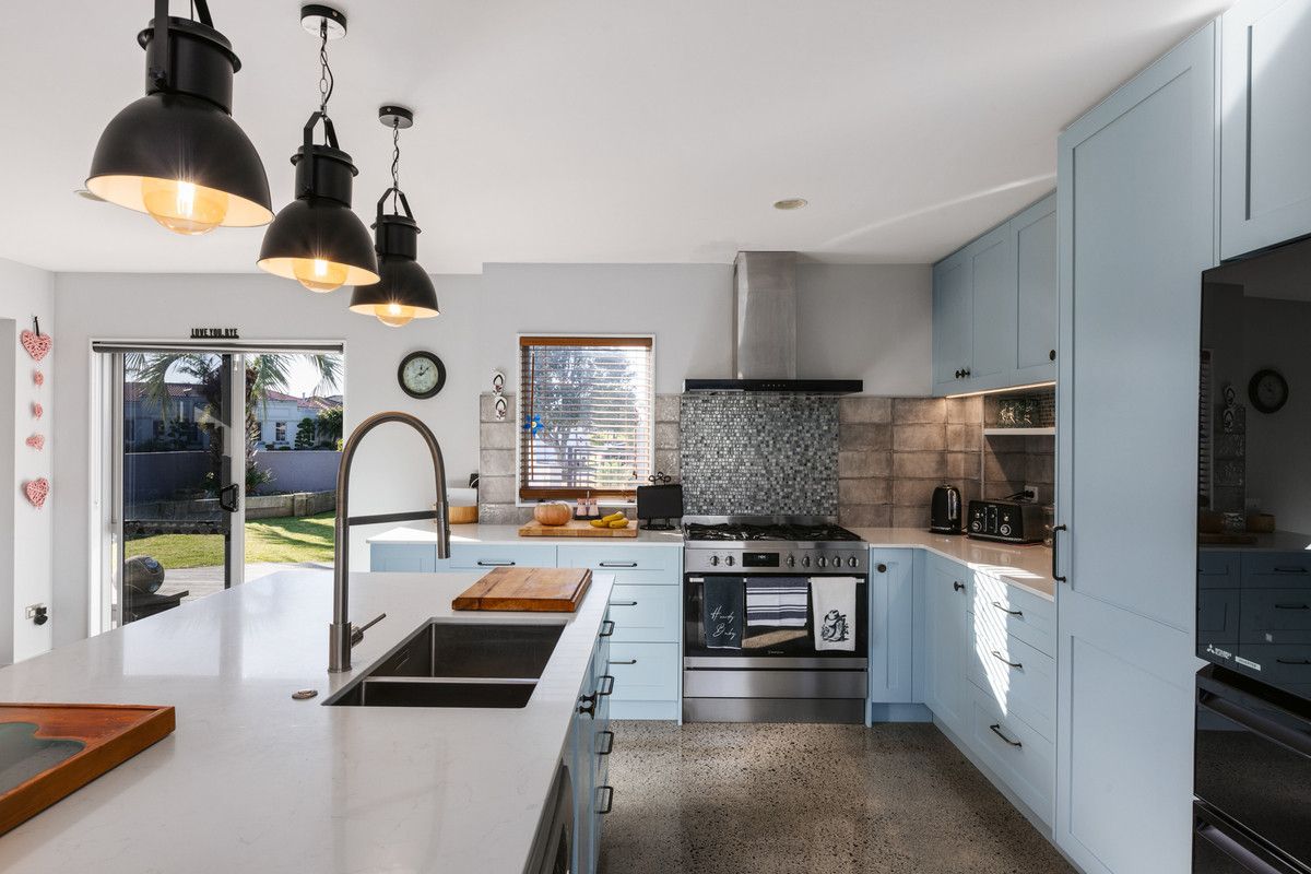Modern Beach Living in Royal Palms - Fler