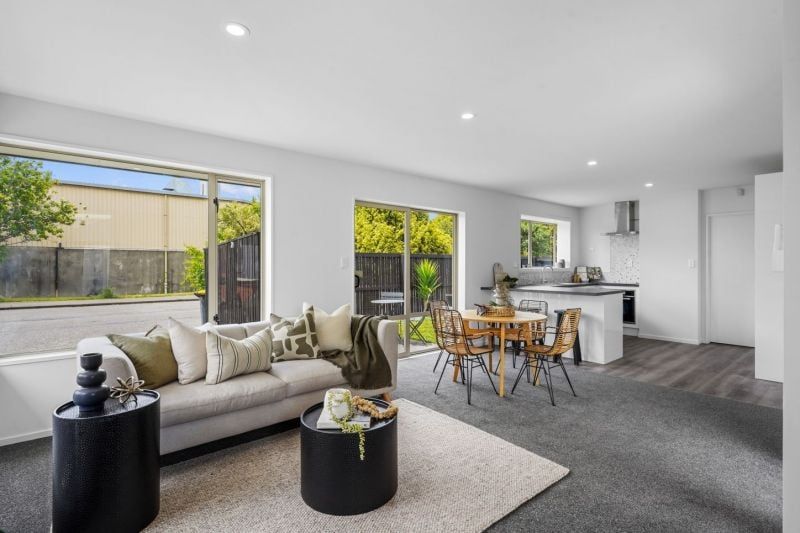 SYDENHAM - RENOVATED THREE BEDROOM, DOUBLE GARAGE, GREAT LOCATION - Ansicht 3