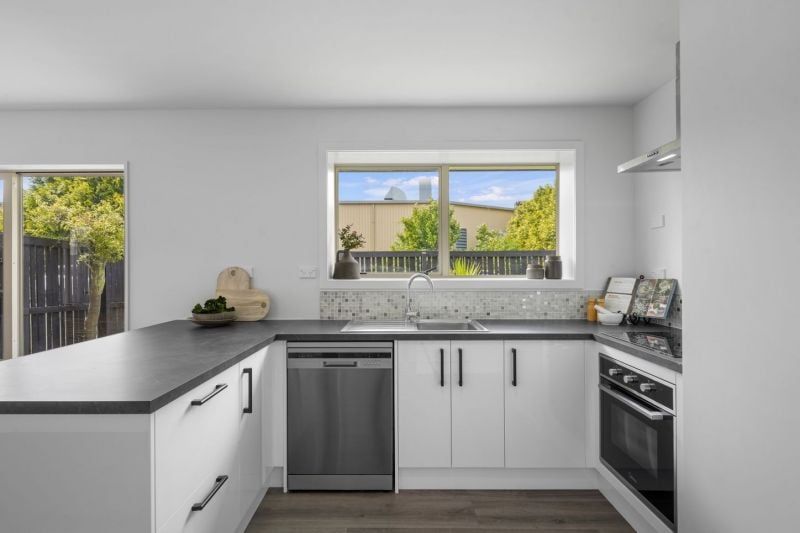 SYDENHAM - RENOVATED THREE BEDROOM, DOUBLE GARAGE, GREAT LOCATION - Ansicht 4