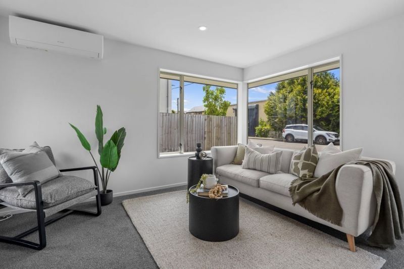 SYDENHAM - RENOVATED THREE BEDROOM, DOUBLE GARAGE, GREAT LOCATION - Mehr