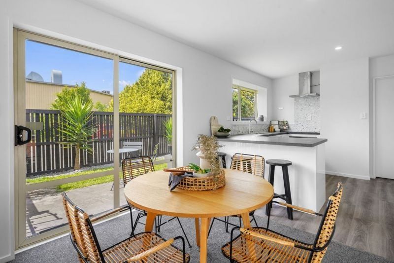 SYDENHAM - RENOVATED THREE BEDROOM, DOUBLE GARAGE, GREAT LOCATION - Ansicht 2