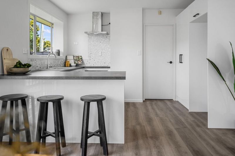 SYDENHAM - RENOVATED THREE BEDROOM, DOUBLE GARAGE, GREAT LOCATION - Ansicht 5