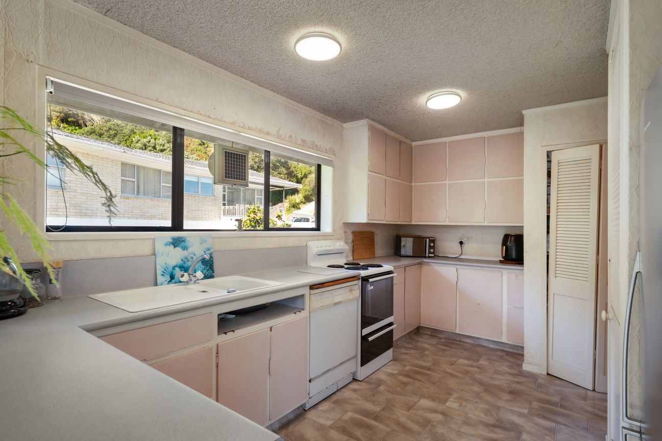 Coastal Charm with Room to Dream - Mai multe