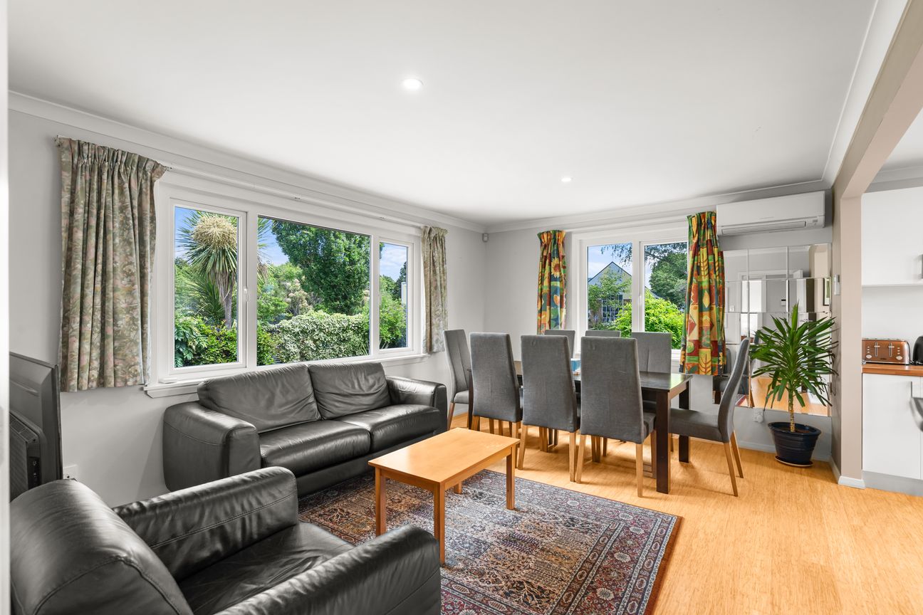 Spacious Family Living in Prime Burnside Location - Mehr