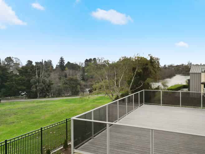 801 River Road, Chartwell