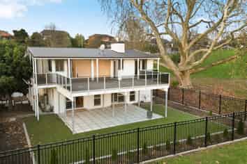 801 River Road, Chartwell