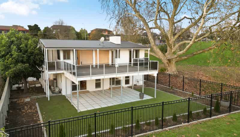 801 River Road, Chartwell