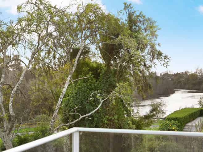 801 River Road, Chartwell