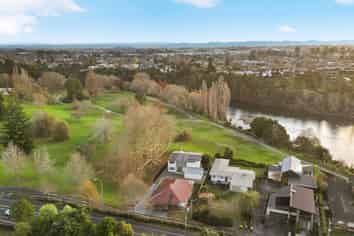 801 River Road, Chartwell