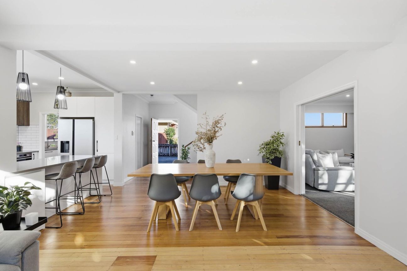 A Warm Family Haven with Mid-Century Appeal - Więcej