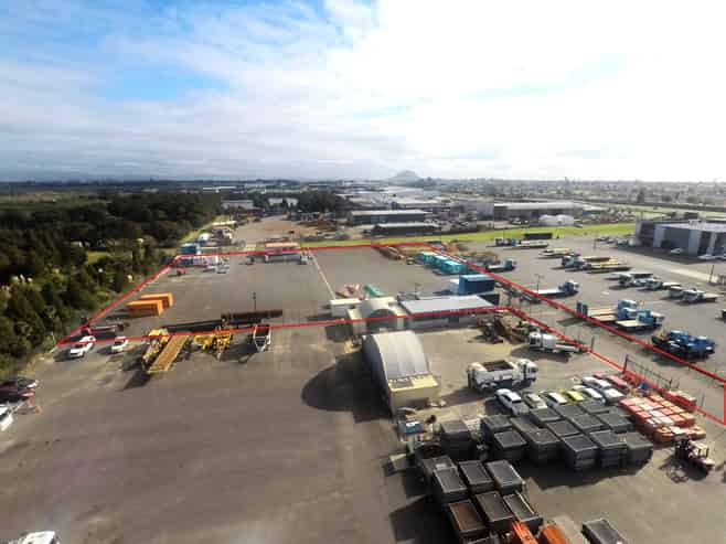 Large scale secure yard in premium location