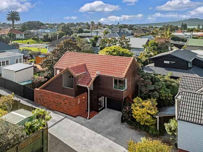 2/1 Aramoana Avenue, Devonport