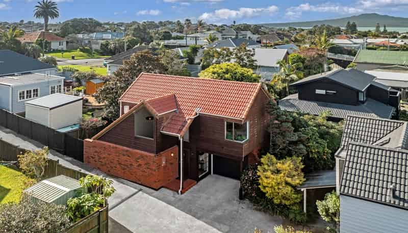 2/1 Aramoana Avenue, Devonport