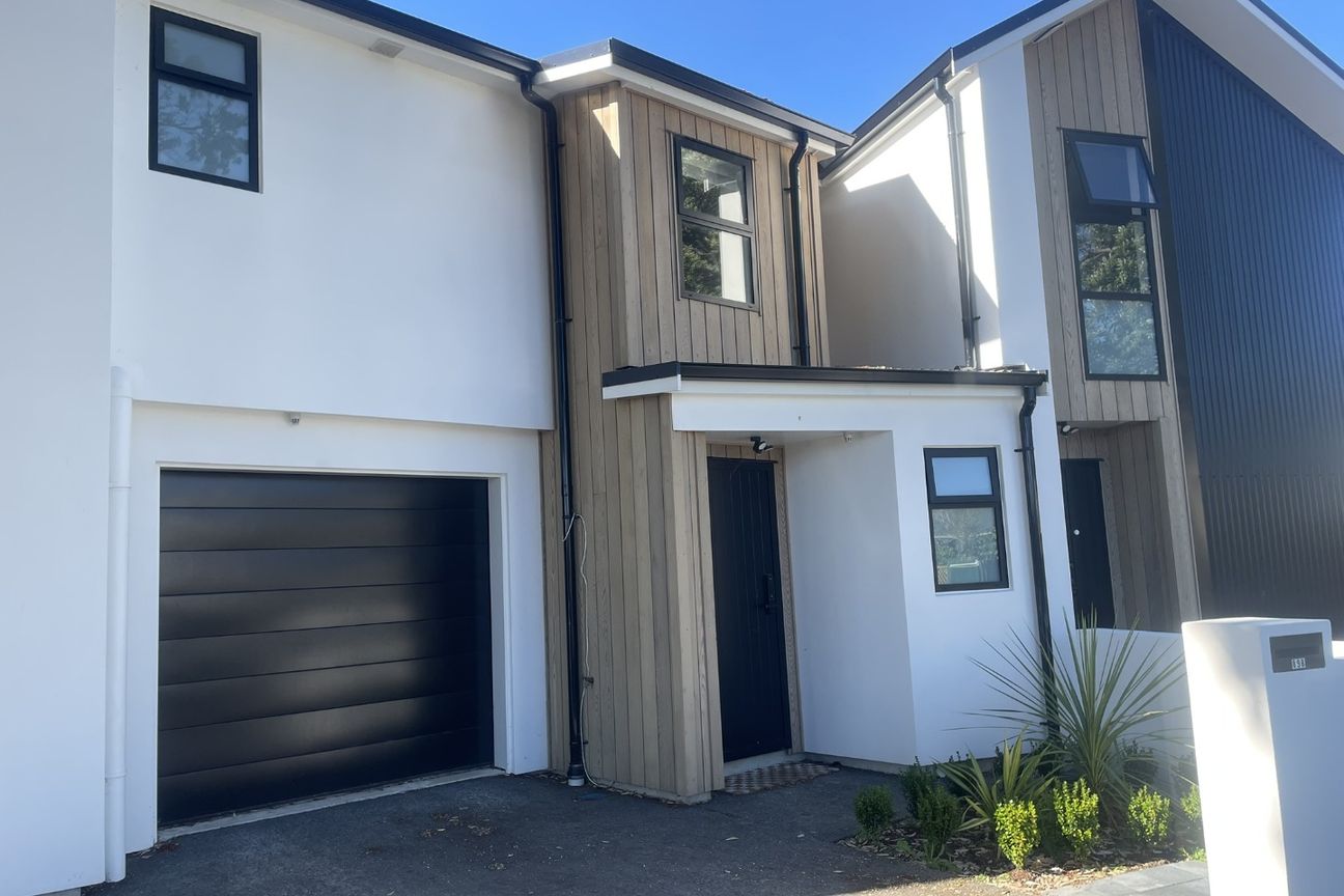 Modern Townhousee with Internal Access Garage - Widok 3