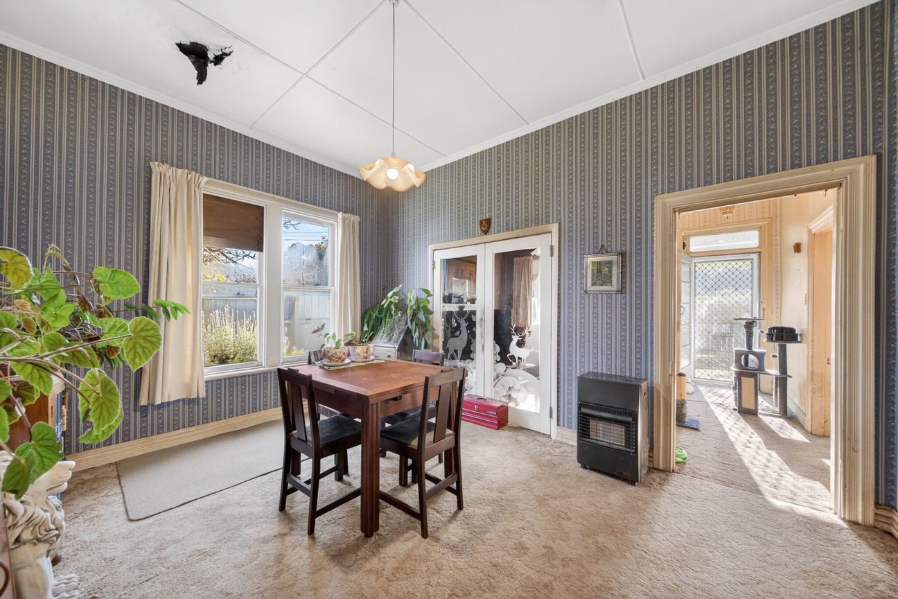 Character Cottage with Potential – pohled 2