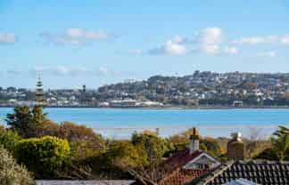 12/1B Egremont Street, Belmont