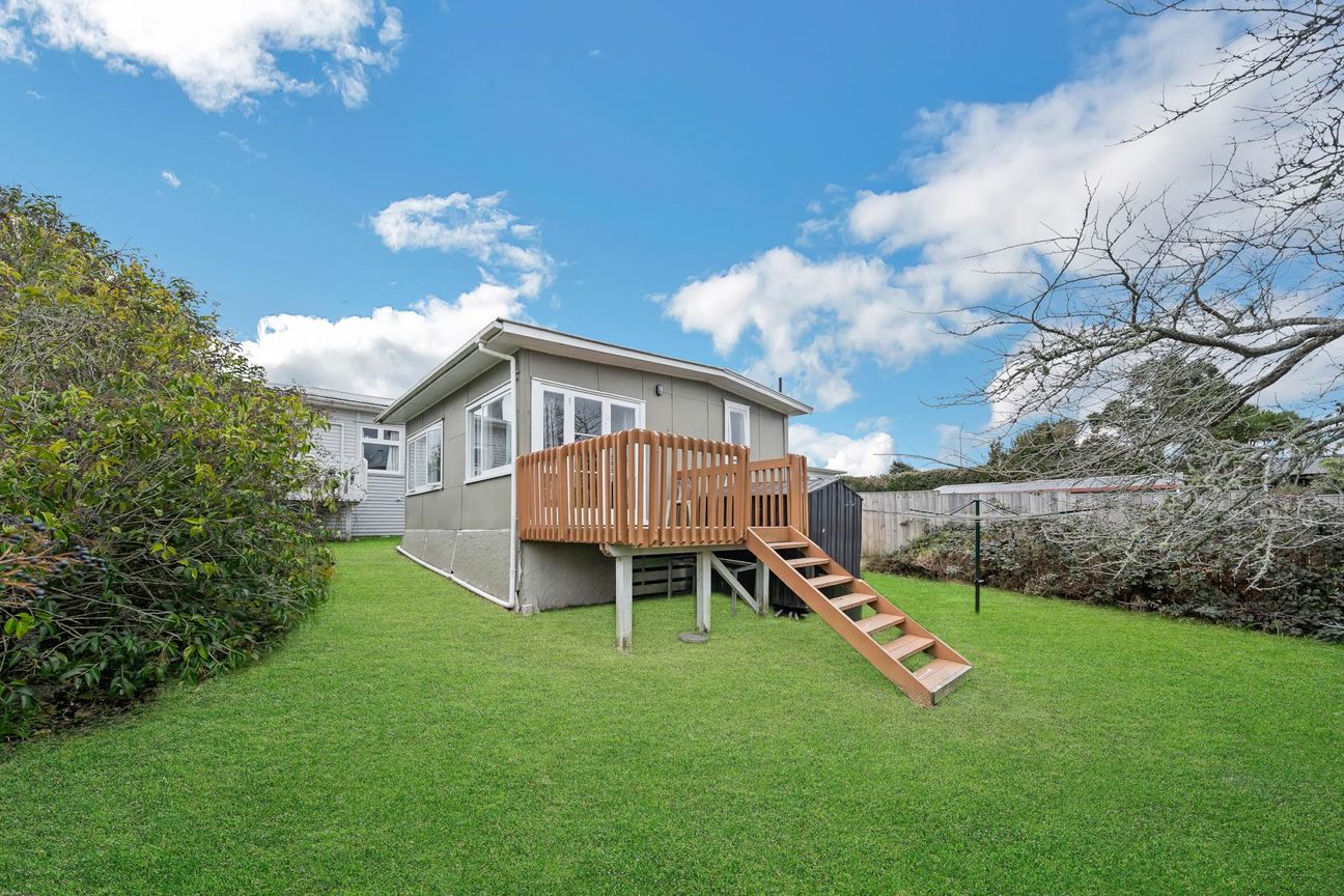 Spacious Family Home with Granny Flat in the H... - Vista 4