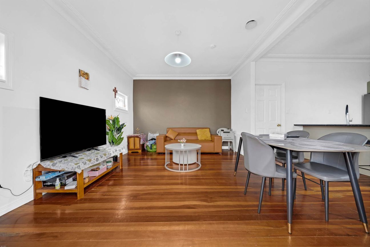 Spacious Family Home with Granny Flat in the H... - Vista 6