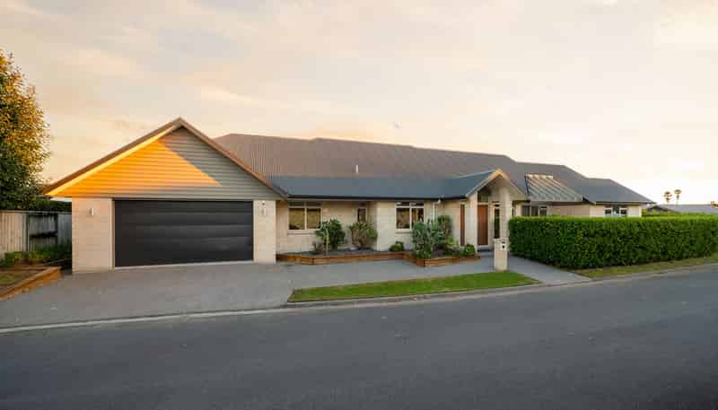 136 Saint James Drive, Huntington
