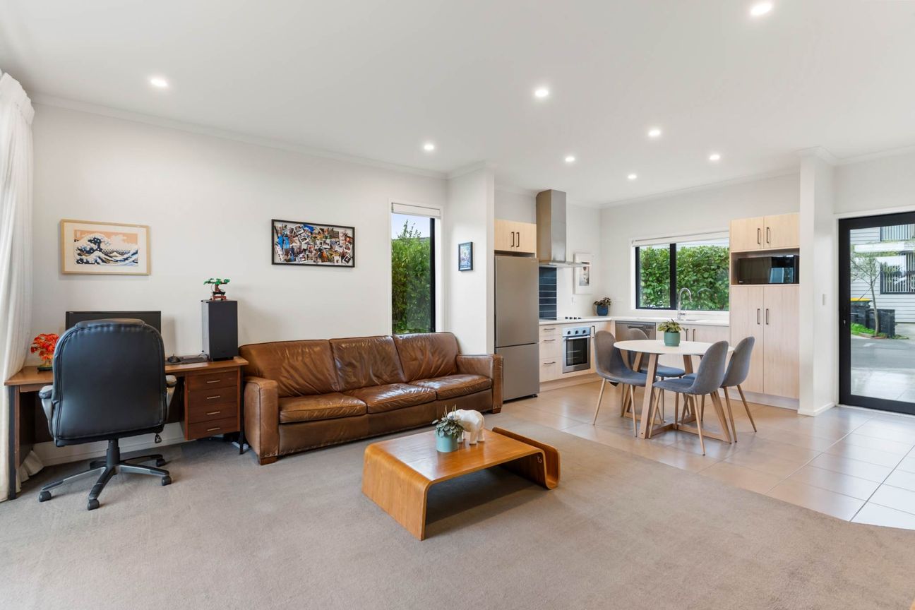 Low-Maintenance Living in Family-Friendly Location - Więcej
